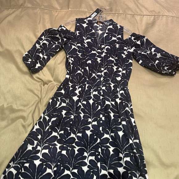 Donna Karan NWT Floral Print Cold Shoulder Dress Size 8 - Picture 8 of 12